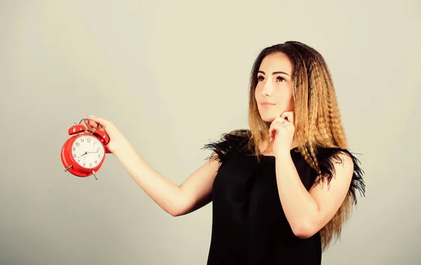 Menina bonita a gerir o seu tempo. Excesso de trabalho ou atraso. Problemas de temporização. Está na hora. Uns minutos. Gestão de tempo. Pontualidade e disciplina. Mulher segurar despertador vermelho. Contagem de tempo até o prazo — Fotografia de Stock