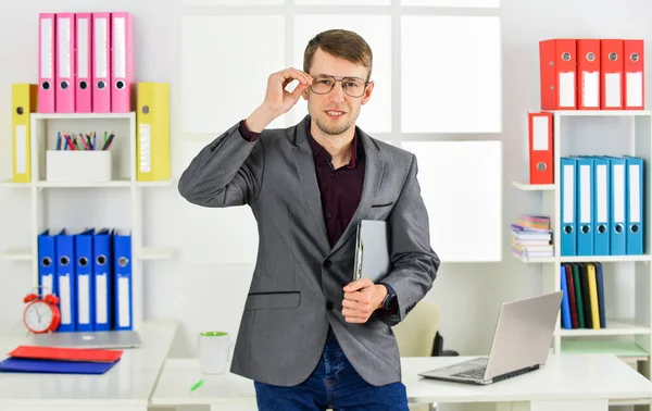 Hombre en la carpeta de la chaqueta gerente exitoso trabajo con documentos, de acuerdo con el concepto de plan — Foto de Stock