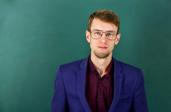Man lärare bära glasögon för vision grön tavla bakgrund, intelligent kille koncept — Stockfoto