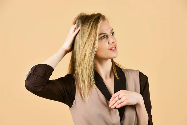 Vrouw draagt elegant vest over zwart shirt, shopping sales concept — Stockfoto