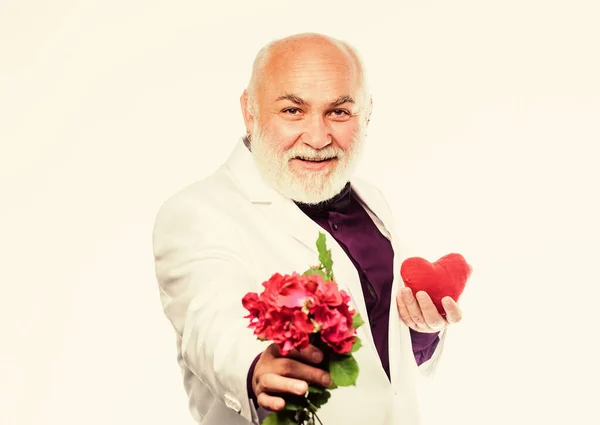 Senioren romantische ziel. De mens staat symbool voor de liefde. Heren concept. Een echte heer. Goed verzorgde knappe bebaarde man draagt smoking. Romantiek en daten. Dating diensten voor ouderen — Stockfoto