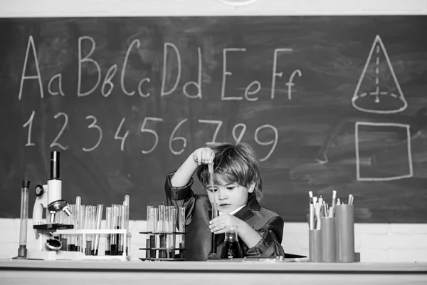 Αγόρι κοντά στο μικροσκόπιο και δοκιμαστικούς σωλήνες σχολική τάξη. Έννοια γνώσης. Ημέρα γνώσης. Πρωτοβάθμια εκπαίδευση βασικής γνώσης. Το παιδί σπουδάζει Βιολογία. Εκπαιδευτικό πείραμα. Χαρούμενη παιδική ηλικία — Φωτογραφία Αρχείου