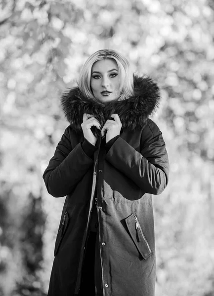 Manteau parka classique est devenu icône de garde-robe. Polyvalent fonctionnel et élégant. Une fille porte du parka pendant qu'elle se promène. Concept de mode d'automne. Veste gonflable avec capuche. Femme porter capuche en fourrure parka noir — Photo