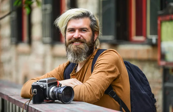 Ancienne technologie. Homme barbu hipster prendre une photo. Brutal homme élégant avec caméra rétro. Des affaires modernes. Journaliste journaliste. Photographe professionnel utiliser un appareil photo vintage. Entreprise de photographie — Photo