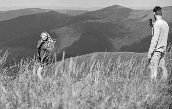 和亲爱的一起旅行一对夫妇拍照。爱登山的夫妻。快速回忆。男男女女摆着移动照片。让我们拍照吧。暑假的概念。再来一枪 — 图库照片