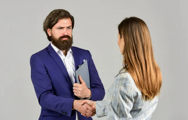 Negócios de sucesso. Encontro de homens e mulheres. Director chefe. Parceiros de aperto de mão. Parceria e liderança. Igualdade. Contrato comercial. Consultoria. Casal de negócios a trabalhar. Casal no cargo — Fotografia de Stock