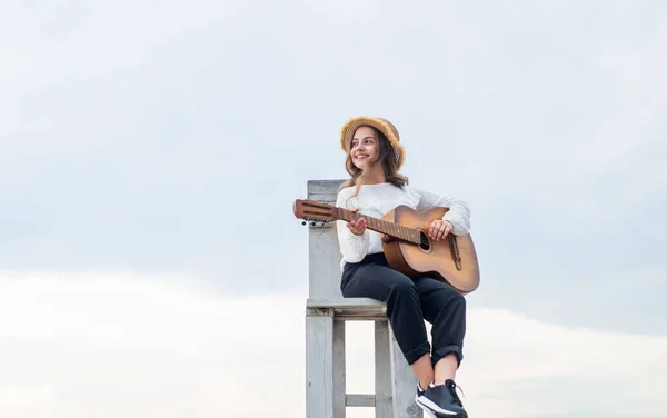 Performance. guitariste ou guitariste. chanteur heureux avec guitare. fille jouant de la guitare. école de musique. musique country. La musique est ma vie. enfant avec instrument à cordes acoustique. amusez-vous sur la fête — Photo