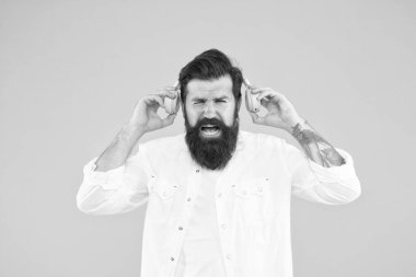 Ses tonuna katlanamıyorum. Yaz hit şarkılar listesi. Acıdan kıvranan vahşi hippi. En sevdiği şarkı. Sarı arka planda manken. Kulaklık takmış olgun bir DJ. Müziği dinle. Sakallı adam kulaklık takıyor.