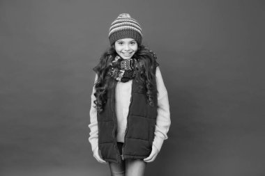 Neşeli, güler yüzlü hippi çocuk. Uzun saçlı, şık elbiseli. Güzel çocuk. Eğlence için kış fikirleri. Moda dükkanı. Çocuklar için kış modası. Kış tatilin kutlu olsun. Sıcak ve mutlu hissediyorum.