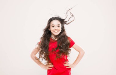 Sevimli kız uzun dalgalı sarı saçlı. Güçlü ve inatçı rüzgarlar dalgalı ve kıvırcık saçlarda karmaşa ve pürüzler yaratabilir. Saçına zarar verecek şeyler. Rüzgar saçlara da zarar verebilir.