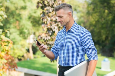 Olgun adam internette sörf yapıyor, online alışveriş yapıyor.