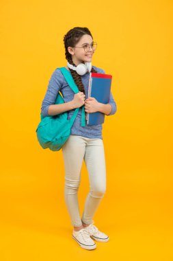 Eğitimde modern teknolojiler. Mutlu çocuk okula geri döndü. Küçük kız kulaklık takıyor. Modern hayat. Müzik okulu. Modern öğrenim. Dil kursları. Çocuklar için İngilizce