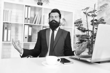 Stres giderici aktivite harikalar yaratıyor. Mühendis işte meditasyon yapıyor. Sakallı adam Mudra hareketleriyle müzik dinle. İşte dinlenme molası. İş hayatı dengesi. Zihnini boşalt