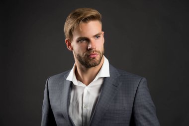 Şık damat. Modaya uygun başarılı iş adamı. İş adamı yakışıklı, çekici bir ofis çalışanı. Adam şık bir takım elbiseyle siyah arka plan yapmış. İş adamı yaşam tarzı. Yakışıklı adam.