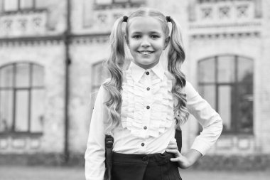 Okulu seviyorum. Mutlu kız okula geri döndü. Küçük çocuk okul üniforması giyiyor. Okulun temel ihtiyaçları. Bilgi toplama günü. 1 Eylül. Eğitim ve öğrenim. Başla. Öğrenmek iyidir.