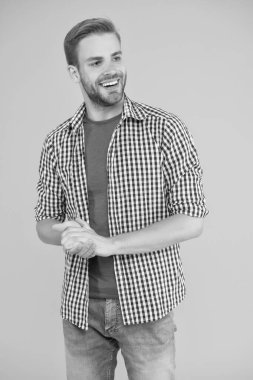 Kibar biri. Neşeli bir ruh hali. Adam gündelik tarzda yakışıklı görünüyor. Tüylü adam günlük kıyafet giyiyor. Yakışıklı bir adam. Sıradan bir konsept. Günlük kıyafet. Erkek manken mağazası. Pozitif ve iyi titreşimler.