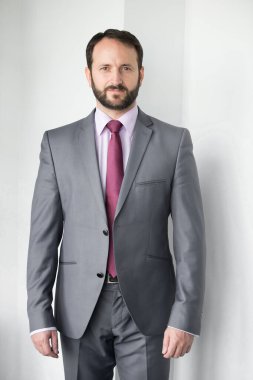 Mavi takım elbiseli sakallı adam.