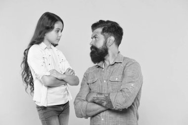Babasına çekmiş kızını. Baba ve kızı kollarını kavuşturur. Küçük kız ve erkek sarı arka plan. Baba-kız ilişkisi. Evlat edinme ve yakınlık. Aile değerleri. Kızlar Günü.