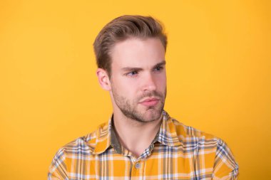 Herkesin kendine biraz zaman ayırmaya ihtiyacı vardır. Tıraşsız cilt sarısı arkaplanı olan yakışıklı. Cilt bakımı. Cilt bakımı. Salon bakımı. Berber dükkanı. Sakal bakımı. Saç bakımı