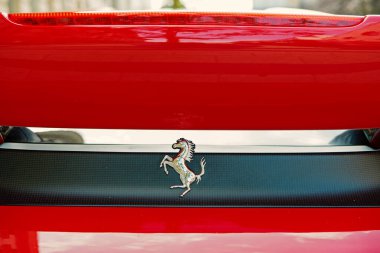 Supercar Lamborghini Huracan LP 610-4 siyah renkli Hamburg caddesinde park halinde.