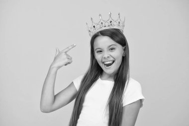 Şuna bak. En büyük ödül. Mutlu çocukluk. Çocuk için iyi bir motivasyon. Çocuk cazibesi modası. Lüks içinde yaşa. Çocuk rüyası prenses olmaktır. Küçük kız altın taç takıyor. Küçük güzellik kraliçesi