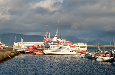 Reykjavik, İzlanda - 14 Ekim 2017: limana yanaşan gemiler. Gemiyle seyahat et. Doğal limanı görmenin en iyi yolu. Lüks içinde seyahat edin.