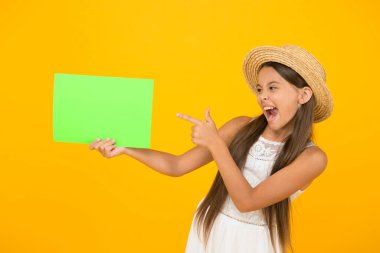 Gerçek mutluluk. Çocuk sezonluk moda satışları. Dertsiz güzellik kâğıdı sayfası. kopyalama alanı. Hasır şapkalı gülümseyen çocuk. Küçük çocuk plaj aktivitesi ilanı veriyor. Mutlu çocukluk. Yaz tatili ve tatil