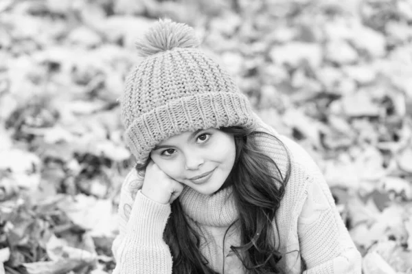 Routine de soins de la peau automne. Les enfants portent un chapeau tricoté chaud. Accessoire en laine chaude. Fille cheveux longs heureux visage automne nature fond. Belle saison. Gardez au chaud cet automne. Enfant en chapeau jaune à l'extérieur — Photo