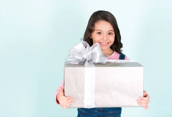 Boldog szép lány öleld meg az ajándékát — Stock Fotó