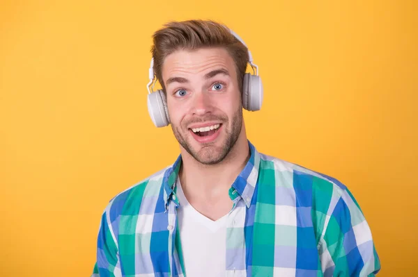 Musikteknik. Glad kille lyssnar på musik som spelas i hörlurar. Ny teknik. Det moderna livet. Kul och underhållning. Hör på. Lev det — Stockfoto