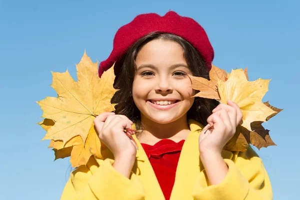 快乐的巴黎姑娘戴着法式贝雷帽，抱着秋天的枫叶，美丽极了 — 图库照片