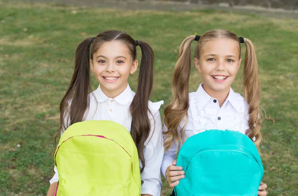 Cute kolegów z klasy dziewczyny z plecakami, koncepcja dzień wiedzy — Zdjęcie stockowe