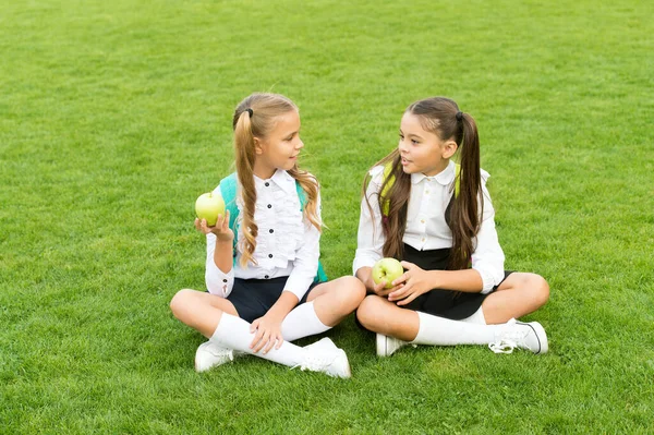 Alunos de escola meninas comendo maçãs para o almoço, comer conceito saudável — Fotografia de Stock