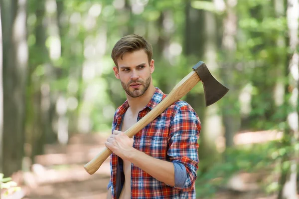 Een gewone dag. Houtbewerker in hout. picknickweekend in het bos doorbrengen. man klaar om hout te splijten en brandhout met bijl te snijden. Bereid je voor om de boom om te hakken. brandhout hakken en splijten met bijl — Stockfoto