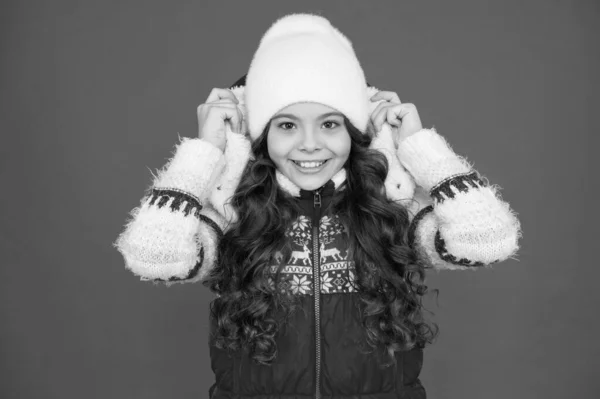 Clima frío. Moda de invierno. Pequeña niña de pelo rizado largo. Ideas de vacaciones de invierno. Actividad invernal para niños. Feliz infancia. Niño con sombrero de punto de lana. Los niños tienden a sentir más frío que los adultos —  Fotos de Stock