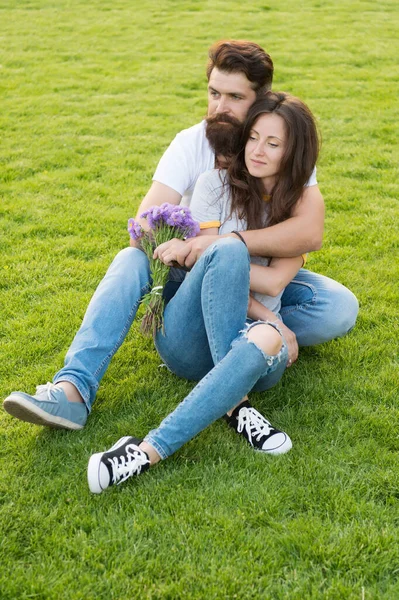 Preciosa pareja abrazo relajante en prado verde, concepto de sentimientos románticos —  Fotos de Stock