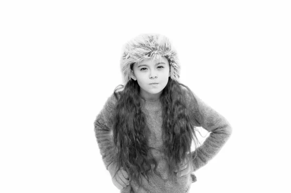 Statikus és sima. Imádnivaló gyermek hosszú haj puha szőrme kalap. Gyermekgondozási koncepció. Lány hosszú haj viselni szőrme kalap fehér háttér. A téli sampon és kondicionáló megakadályozza a hajkárosodást. Antisztatikus hajápolási termék — Stock Fotó