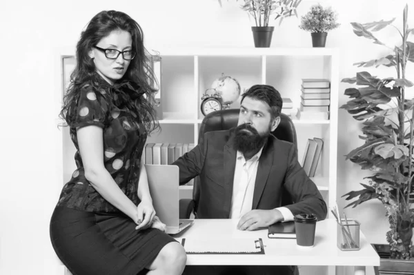 Zeki ve çekici. Seksi iş kadını yöneticilerin masasında oturuyor. Patron seksi sekretere aşık olur. Sakallı adam seksi kadına bak. Seksi çift ilişkisi. Birbirine aşık çiftler ofiste