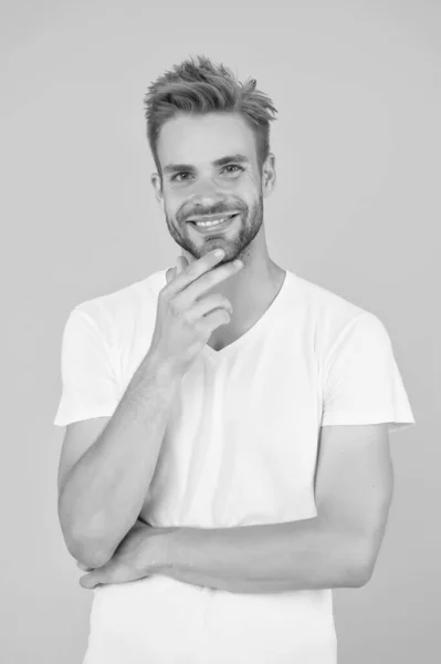 Cara carismático tocar seus pêlos faciais. homem com cabelo elegante. Hora de visitar o barbeiro. moda e beleza. Verão brilhante. modelo de moda confiante em camisa branca. jovem elegante feliz. Diversão de verão — Fotografia de Stock