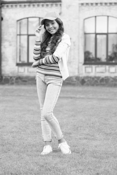 O seu estilo perfeito. moda de primavera e beleza. feliz dia das crianças. garoto elegante em cap. sorriso amigável quente. conceito de estilo de vida saudável. A menina tem cabelo encaracolado. criança morena bonita na rua — Fotografia de Stock