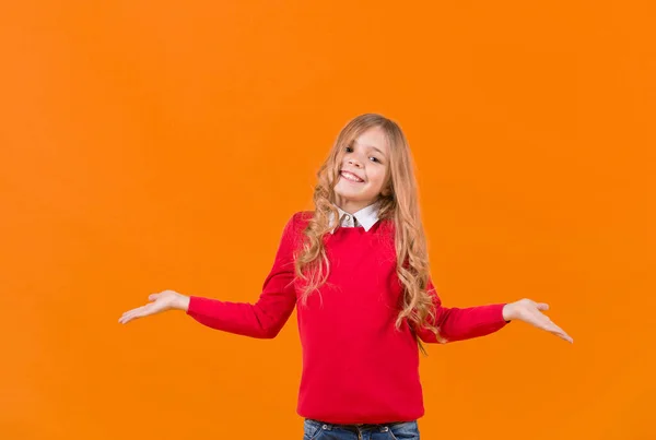 Mädchen lächeln mit überraschtem Gesicht auf orangefarbenem Hintergrund — Stockfoto