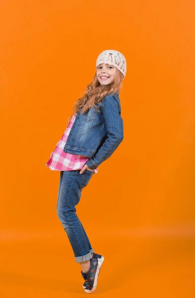 Dziewczyna w dżinsach garnitur, kapelusz, koszule w kratę równowagi palca — Zdjęcie stockowe