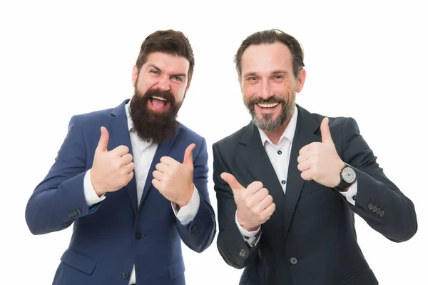 我々は最高のものだけを提供します。幸せなビジネスマンは親指をあげる手。髭を生やした男達は親指を立てて微笑む。親指を立てて。手札だ。承認を得るために — ストック写真