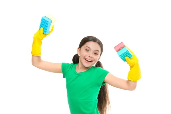 Consegui. Miúdo a limpar. Proteger a pele sensível. Limpeza de crianças em casa. Menina pequena bem feito. Esponja de lavagem de pratos. esponja útil para limpeza. criança feliz usar esponja e luvas de limpeza — Fotografia de Stock