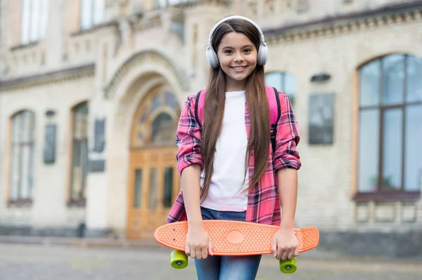 Manera saludable de llegar a su destino. Niña sostiene penny board al aire libre. Concepto de transporte. Deporte de ruedas. Viajes en monopatín. Transporte de verano. Transporte urbano — Foto de Stock