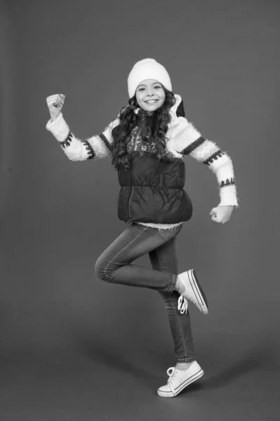 Un chico activo. Niño con sombrero de punto de lana. Los niños tienden a sentir más frío que los adultos. Moda de invierno. Pequeña niña de pelo rizado largo. Ideas de vacaciones de invierno. Actividad invernal para niños. Feliz infancia. —  Fotos de Stock