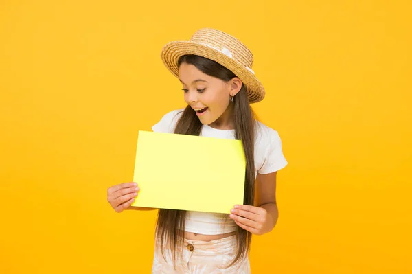 Sombrero de paja niña mostrando espacio en blanco copia de papel, concepto de compras de verano — Foto de Stock