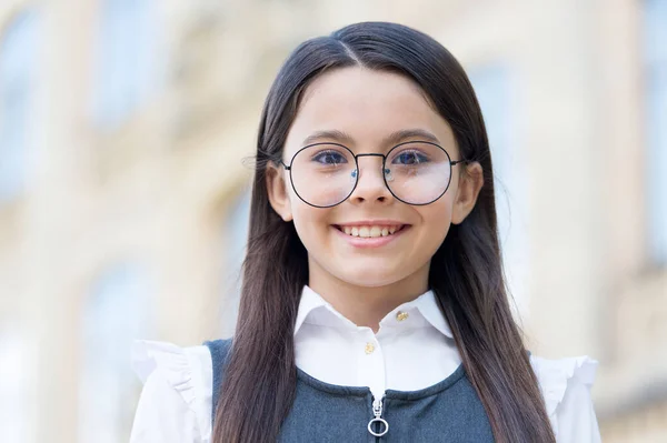 A criança feliz usa óculos redondos emoldurados e dia de conhecimento uniforme de moda formal, olhe. educação escolar — Fotografia de Stock