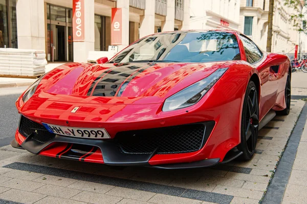 Supercar Lamborghini Huracan LP 610-4 siyah renkli Hamburg caddesinde park halinde.