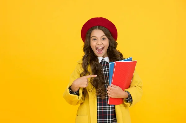 Criança feliz apontando dedo em cadernos de trabalho, escola — Fotografia de Stock